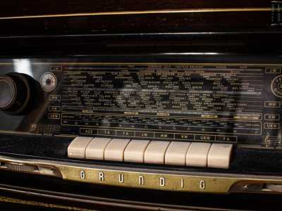 ...una radio vintage Grundig...
