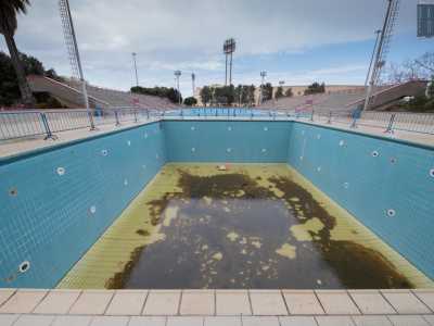 ...affacciato su un�azzurra vasca quadrata profonda 6 metri e completamente vuota, eccetto che per un po� di acqua stagnante e rifiuti