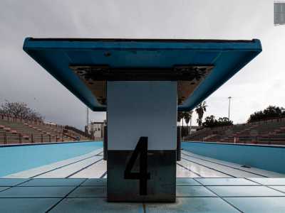 Osservando la superficie della piscina pulita, i blocchi di partenza nuovi...
