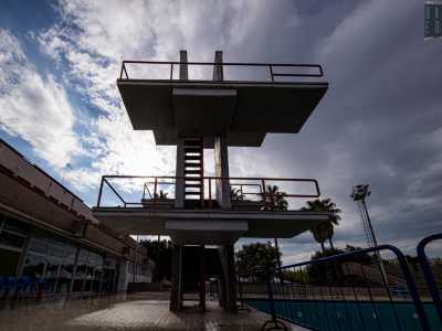 Di fronte a noi si erge il trampolino in cemento con le sue ringhiere rosse consunte...
