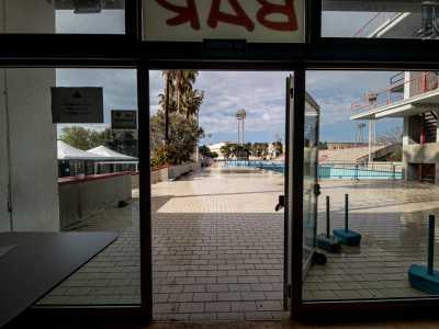 Attraversando il bar (anch�esso in disuso per la pandemia)...