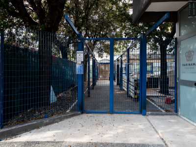 ...e alla nostra sinistra notiamo subito l�ingresso all�area esterna che ogni estate si apriva ad atleti, amatori o semplici bagnanti che volevano godersi una giornata di sole e nuoto
