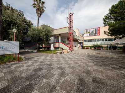Noi per� proseguiamo e saliamo la scalinata del corpo principale del complesso, punto d�accesso delle due piscine coperte