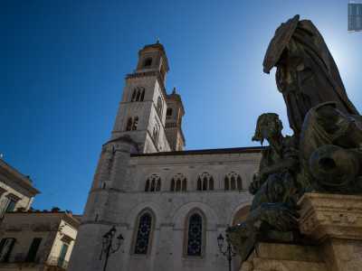 I due campanili sembrano identici ma non lo sono. Quello a destra � la torre della prima costruzione, federiciana. Quello a sinistra fu probabilmente edificato a met� 500