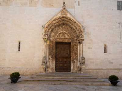 L�elemento che colpisce maggiormente � per� il ricco portale del XIV secolo