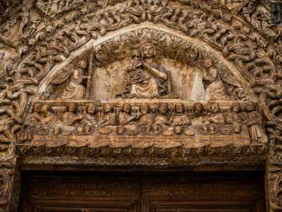 L�Ultima Cena occupa l�architrave. Al di sopra il timpano � dominato da una Madonna con Bambino e due angeli