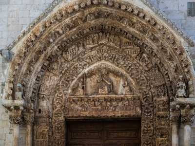 Le sue formelle finemente intagliate narrano la vita di Ges� dalla nascita alla Pentecoste