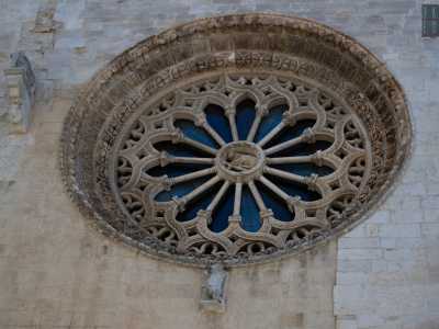 Il rosone venne invece creato a met� del XVI secolo e dal suo centro, in cui � raffigurato l�agnello di Dio, partono quindici colonnine arricchite da motivi floreali e terminanti in arabeschi intrecciati