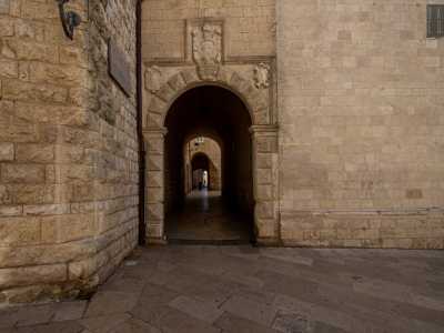 Saliamo ora sui matronei duecenteschi del piano superiore che ospitano anche il Museo Diocesano. Usciamo cos� dalla Cattedrale e passiamo sotto l'Arco Duomo