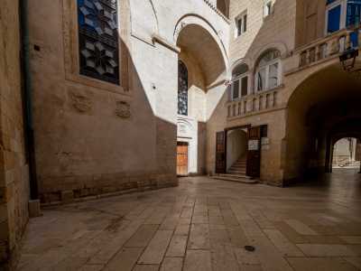 Entriamo quindi in un claustro facente parte del palazzo vescovile...