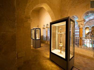 Riprendiamo per� il giro per osservare l�esposizione degli antichi manufatti conservati in teche apposite. Cominciamo con gli argenti: reliquiari, croci, ostensori, messali, oggetti devozionali donati all�esposizione o ritrovati nel corso di scavi archeologici nel territorio altamurano