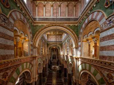 Giunti sul matroneo centrale ci affacciamo dalle trifore con colonnine rivestite di marmo rosa e verde e godiamo della vista della chiesa dall'alto. Restiamo affascinati dai colori e i giochi di luce riflessi sulle decorazioni