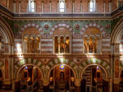 Attraversata una saletta, ci ritroviamo all'ingresso della parte sopraelevata della cattedrale che si estende lungo due camminamenti paralleli sovrastanti le navate laterali