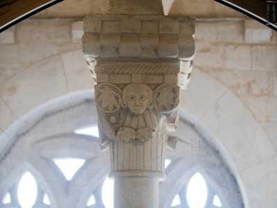 E sul capitello di una colonnina scoviamo anche il viso Federico II, che sembra vigilare sulla chiesa da lui voluta