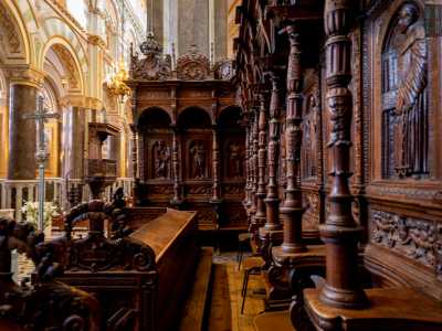 ...formato da 64 stalli in noce ciascuno diverso dall'altro