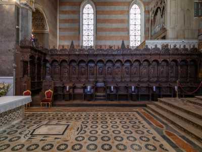 Alle spalle dell�altare si dispone il coro in legno...