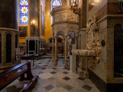 Ai lati dell'ingresso sono posizionate due acquesantiere barocche del 1735 con la Madonna circondata da angeli. Sulla destra troviamo anche l'ambone in pietra calcarea di Putignano del XVI secolo, sorretto da cinque colonnine e decorato da incisioni di scene della vita di Ges�