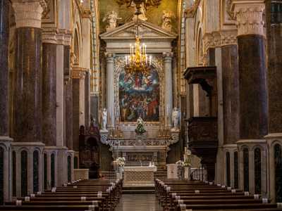 Giungiamo quindi all'altare principale del 1735, in marmo bianco e policromo, che sostitu� quello ligneo cinquecentesco. Al di sopra campeggia il dipinto dell'Assunzione della Vergine del 1546, una delle poche opere superstiti dell�artista Leonardo Castellano
