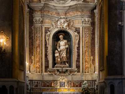 In un�altra cappella scorgiamo un altare di met� XVIII secolo con una statua di San Giuseppe con Bambino, lavoro della bottega del Bernini del 1654