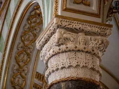 A imperare � il marmo colorato. I capitelli che sorreggono l'impianto della chiesa sono stuccati e dipinti con contrasti cromatici che vanno dall�oro al verde