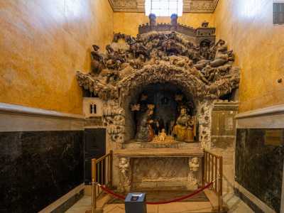 Nella navata sinistra � custodito invece un presepe del 1587 attribuito alla bottega materana di Persio. Le stalattiti sono vere: appartengono alle grotte carsiche della zona
