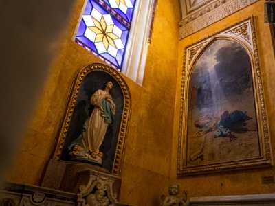 Procedendo nella navata di destra incontriamo le altre sei cappelle. In una di esse sono collocate�due delle opere pi� significative della chiesa: la Conversione di San Paolo di Domenico Morelli...