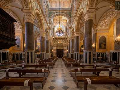 La chiesa si presenta a tre navate e il piano strutturale � quello del tempo di Federico. � subito evidente il contrasto con la sobriet� della facciata: l�interno � infatti opulento ed elaborato, frutto di interventi massicci operati nella seconda met� dell�800