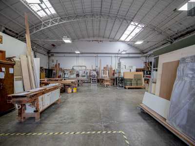 Qui, tra pezzi di legno di ogni genere e lunghezza...
