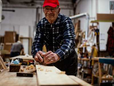 � alla prese con un�asse di rovere: la sta lisciando con un vecchio pialletto...