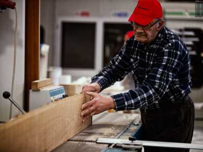 Lo vediamo quindi posizionare il rovere su un banco e prenderne le misure sulla pialla a filo, uno strumento che serve per addrizzare la fetta di legno
