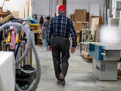 Mentre chiacchieriamo Gaspare si allontana per andare a prendere un pezzo di legno da segare. Notiamo cos� la sua �spalla del falegname�: quella destra � infatti pi� bassa rispetto all�altra a causa dell�incessante movimento di piallatura che gli ebanisti sono soliti adottare