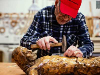 �Io ho la necessit� di sentire ogni giorno l�odore del legno e di trasmettere l�amore per quest�arte�, conclude Gaspare mentre � alle prese con un crocifisso in rovere del 1980. Lo sta restaurando con le sue mani, perch� lui le �fredde� macchine industriali le lascia volentieri agli altri