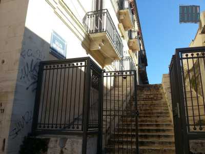 Proseguiamo per qualche metro prima di incontrare alla nostra destra un altro accesso al centro storico, una viuzza che si apre sul fianco della salita Miramare, procedendo su via San Benedetto e strada de� Gironda