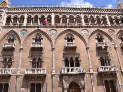 Mentre pochi passi pi� avanti � impossibile ignorare l�eclettismo di una strabiliante struttura in stile veneziano: Palazzo Fizzarotti