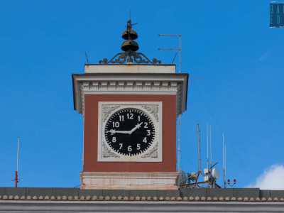...l�imponente struttura neoclassica esibisce un torrione dell'orologio, unico degli otto in citt� a essere ancora oggi regolato manualmente