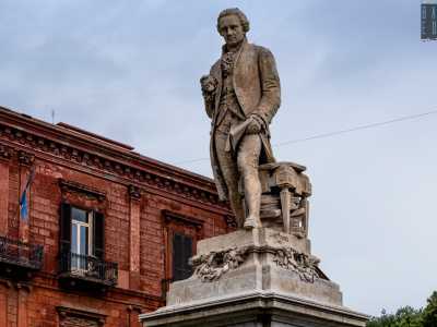 Dall�alto di un piedistallo posizionato all�estremit� della verde piazza Massari, si affaccia sul corso il musicista barese che ha dato il nome al politeama: Niccol� Piccinni. La scultura che lo ritrae  fu approntata nel 1885