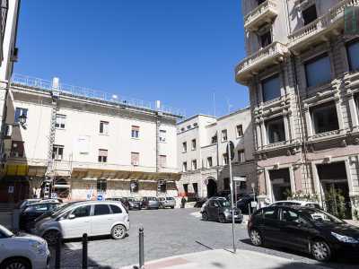 Superiamo la svolta di via Benedetto Petrone, che immette in largo Chiurlia e quindi a Bari Vecchia, per ammirare il tratto successivo del corso