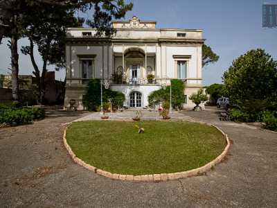 Ed eccoci al cospetto della villa, che si presenta con una bianca facciata palladiana, ispirata cio� alle opere del celebre architetto rinascimentale. Si sviluppa su un piano principale e uno seminterrato ed caratterizzata da elementi classicheggianti...