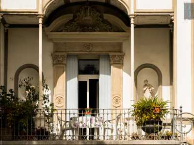 ...dalle colonnine che precedono l�ingresso alle statue ai lati della porta, dall�architrave entro cui quest�ultima � incastonata...