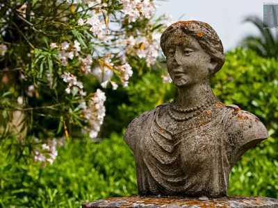 ...che circondano statue riraenti eleganti donne...