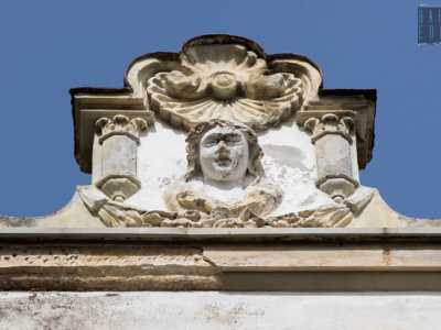 Ma a spezzare la sobriet� neoclassica c�� l�ecclettismo ottocentesco, che aggiunge particolari barocchi come la conchiglia di San Giacomo posta sulla sommit� dell�edificio arricchita da un volto femminile