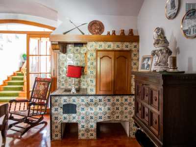 ...e la tavernetta del seminterrato, un tempo alloggio della servit�. Qui a colpirci sono le colorate maioliche che ricoprono la cucina