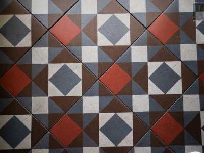 Ma una volta dentro il proprietario, per motivi di privacy, ci mostra solo determinati ambienti e dettagli. Tra questi il pavimento marmoreo ottocentesco, caratterizzato da colorate forme geometriche...