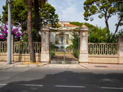 � l�anno di costruzione di Villa Di Cagno, dimora situata dietro il cancello e immersa in un rigoglioso giardino