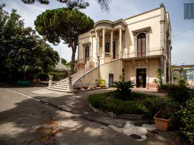 La villa, di color crema, � molto peculiare