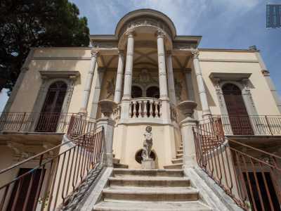 ...si divide in due scale separate e termina in un portico segnato da una notevole estroflessione circolare. Sorretta da colonne, rinvia ad architetture ellenistiche come i ninfei di Villa Adriana a Tivoli
