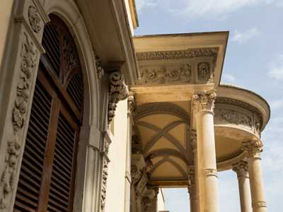 Le finestre arcuate con cornici trabeate ricordano per� al Rinascimento...