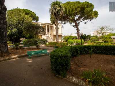 Una volta dentro veniamo subito colpiti da festose voci di bambini che risuonano all�interno dell�area. �Sono i ragazzi del centro diurno �Volto santo� - ci dice la giovane suora Mariangela Ferrari -. Dagli anni 50 questa dimora � infatti abitata da noi francescane alcantarine� 
