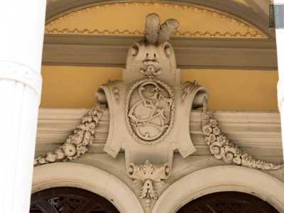 ...cos� come i fregi del portico a girali d�acanto...