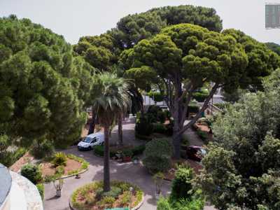 ...che ci permette di poter contemplare il giardino sottostante composto da folti e secolari alberi